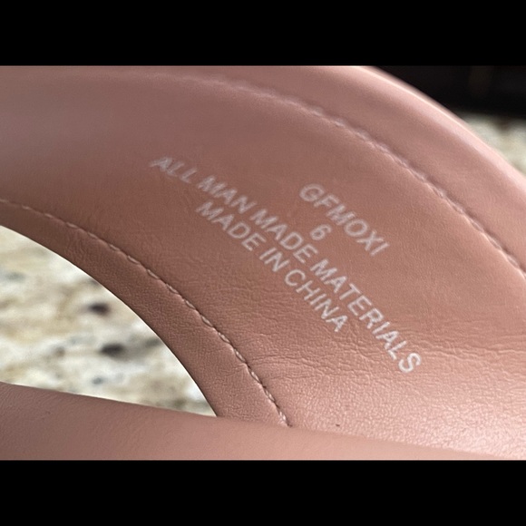 Size 6 authentic GUESS shoes - Picture 2 of 5